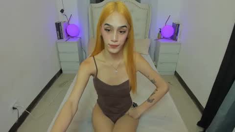 tiny girl wth big one online show from 10/19/25, 07:42