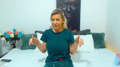 Snapshot of pamela_issy chatting on 01/05/25, 10:10 PAMEL ISSY online show from 01/05/25, 10:10