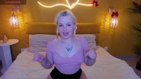 Snapshot of pamelalloyd chatting on 01/18/25, 01:19 Pamella online show from 01/18/25, 01:19