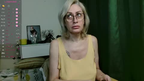 Snapshot of pamellamurphy chatting on 04/20/26, 12:02 pamellamurphy online show from 04/20/26, 12:02