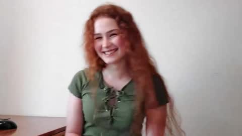 Snapshot of pandorabrockell chatting on 10/19/25, 10:16 Mia online show from 10/19/25, 10:16