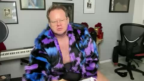 Snapshot of pantyhosedking chatting on 11/29/25, 01:14 PantyhoseKing online show from 11/29/25, 01:14