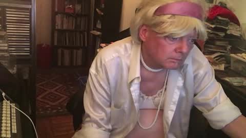 Snapshot of pantyvloletlace chatting on 12/21/25, 10:06 Pantyvioletlace online show from 12/21/25, 10:06