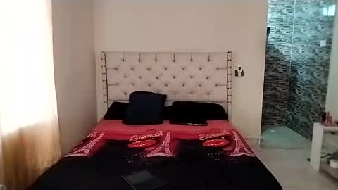 Snapshot of paola_835068 chatting on 02/25/26, 04:05 Paola 23 and Andres 25 online show from 02/25/26, 04:05