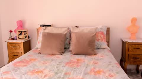 Snapshot of paola_sanchez1 chatting on 01/02/25, 02:35 Paola   online show from 01/02/25, 02:35