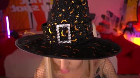 Lia online show from 10/31/25, 02:29