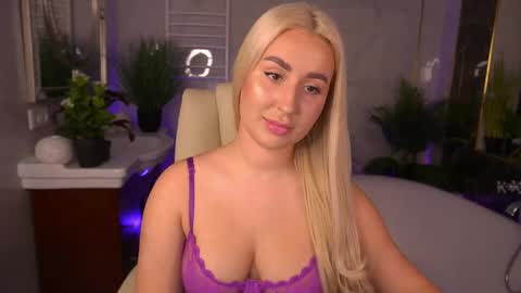 Snapshot of paolamola chatting on 04/23/26, 01:35 Lia online show from 04/23/26, 01:35