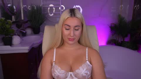 Snapshot of paolamola chatting on 05/30/26, 01:41 Lia online show from 05/30/26, 01:41