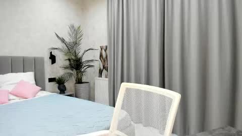 Snapshot of paradi_se chatting on 12/21/25, 08:32 Melena online show from 12/21/25, 08:32