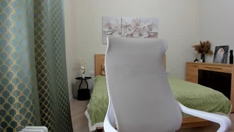 Snapshot of paradi_se chatting on 02/13/26, 08:43 Melena online show from 02/13/26, 08:43