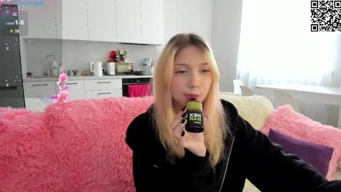 Snapshot of paradi_se chatting on 03/28/26, 01:38 Melena online show from 03/28/26, 01:38