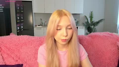 Snapshot of paradi_se chatting on 04/03/26, 08:34 Melena online show from 04/03/26, 08:34