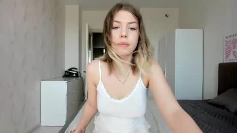 Snapshot of paradi_se chatting on 08/06/26, 02:35 Melena online show from 08/06/26, 02:35
