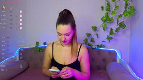 Allie  Alex Thumbs up if you like us online show from 12/04/24, 03:48