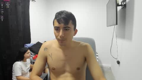 pareja_curiosa19 online show from 12/15/25, 12:04