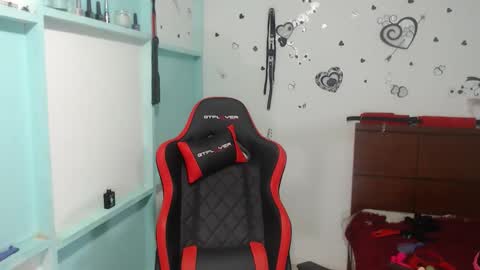 Snapshot of pareja_explosivasexx chatting on 11/29/25, 10:35 Luna online show from 11/29/25, 10:35