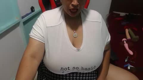 Snapshot of pareja_explosivasexx chatting on 12/01/25, 06:40 Luna online show from 12/01/25, 06:40