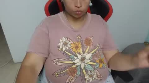 Snapshot of pareja_explosivasexx chatting on 04/10/26, 05:23 Luna online show from 04/10/26, 05:23