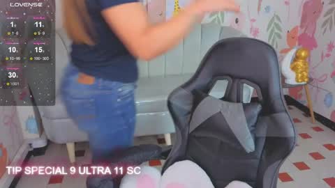 Snapshot of paris09_v chatting on 05/26/26, 03:24 PARIS online show from 05/26/26, 03:24