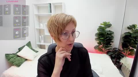Snapshot of paris_cherry chatting on 03/21/26, 06:00 Paris online show from 03/21/26, 06:00