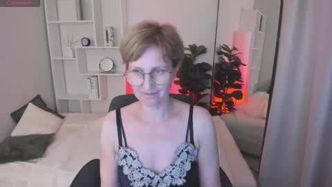 Snapshot of paris_cherry chatting on 06/07/26, 04:49 Paris online show from 06/07/26, 04:49