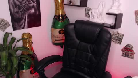Snapshot of paris_dangelo chatting on 01/06/25, 04:26 Paris D angelo online show from 01/06/25, 04:26