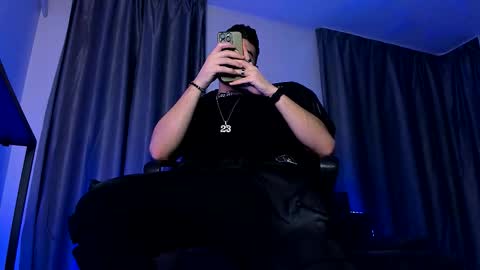 Snapshot of paris_lock chatting on 12/17/25, 08:15 Paris online show from 12/17/25, 08:15