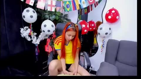 Snapshot of paris_petit chatting on 06/18/26, 12:33 paris petit online show from 06/18/26, 12:33