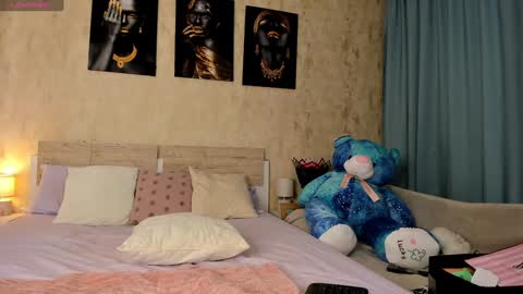 Snapshot of paris_x_hilton chatting on 12/13/24, 05:16 Paris online show from 12/13/24, 05:16