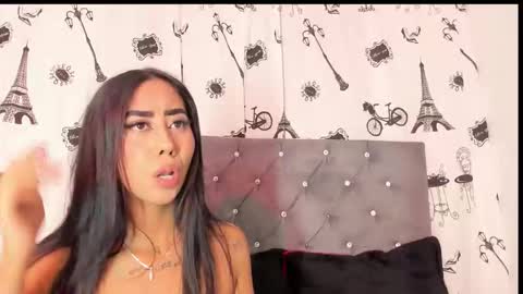 parisbritany__ online show from 10/23/25, 09:13