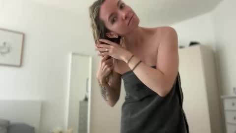 Snapshot of parisianmilf chatting on 04/29/26, 09:57 parisianmilf online show from 04/29/26, 09:57