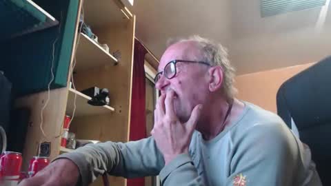 Snapshot of pascal88881 chatting on 10/13/25, 10:37 pascal88881 online show from 10/13/25, 10:37