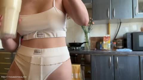 Snapshot of passionessa chatting on 04/21/26, 09:59 Call me Miss Alice Careful Passion Queen online show from 04/21/26, 09:59