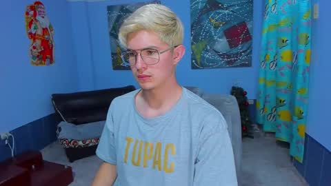 Snapshot of patrik027 chatting on 12/19/25, 09:27 .... online show from 12/19/25, 09:27