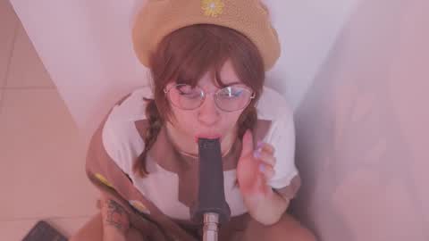 Snapshot of pau__1 chatting on 11/11/25, 07:58 Paula online show from 11/11/25, 07:58