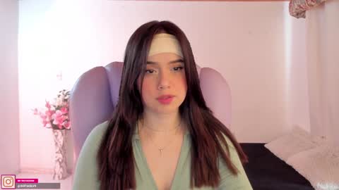 Snapshot of pau_cute chatting on 12/28/24, 06:18 Sofa online show from 12/28/24, 06:18