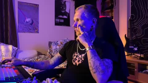 Snapshot of paul_razor chatting on 05/19/26, 08:26 Paul online show from 05/19/26, 08:26