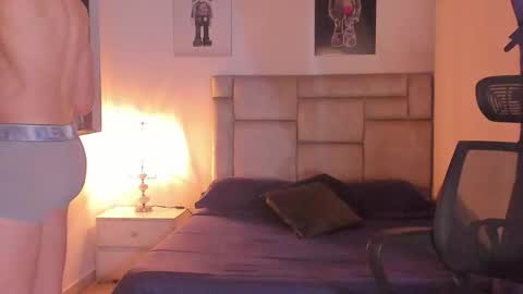 Snapshot of paul_roger chatting on 04/11/26, 11:42 PAUL ROGER online show from 04/11/26, 11:42