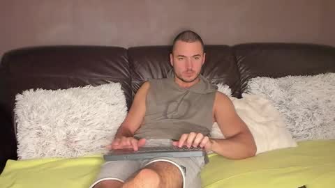 Snapshot of paulblack021 chatting on 10/27/25, 02:48 paulblack021 online show from 10/27/25, 02:48