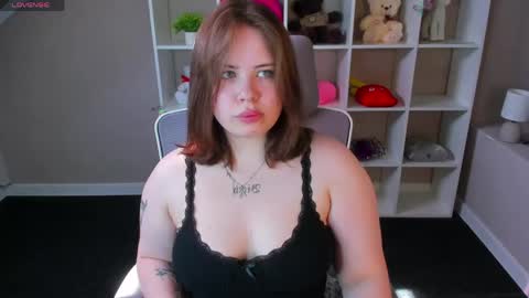 Snapshot of pauline_moore chatting on 04/26/26, 09:29 Erica online show from 04/26/26, 09:29