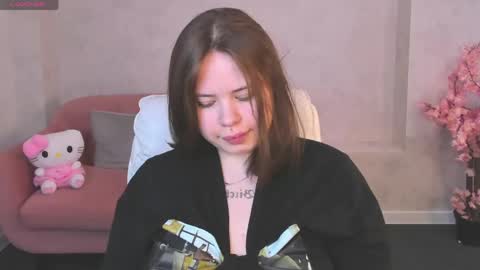 Snapshot of pauline_moore chatting on 05/05/26, 09:17 Erica online show from 05/05/26, 09:17