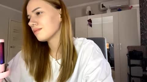 Snapshot of paulinelejune chatting on 11/30/25, 08:40 Sonya online show from 11/30/25, 08:40