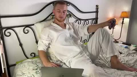 Snapshot of pavelrey chatting on 06/16/26, 07:05 Pavel online show from 06/16/26, 07:05