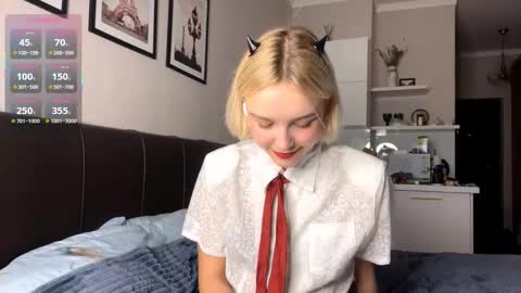 Lola online show from 10/31/25, 04:19