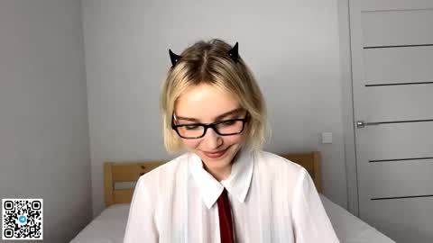 Lola online show from 11/16/25, 04:01