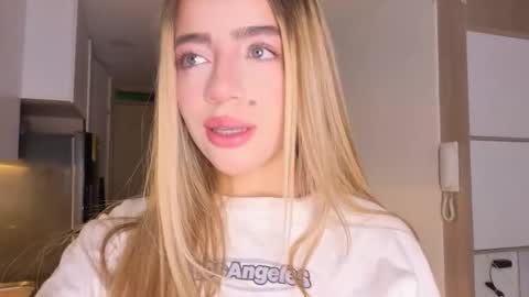 Snapshot of peach_heart chatting on 10/09/25, 01:53 Ema online show from 10/09/25, 01:53