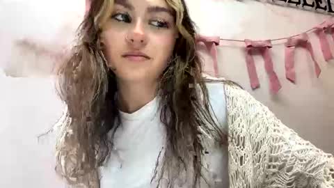 Snapshot of peachesncreampiezz chatting on 05/23/26, 08:46 peachesncreampiezz online show from 05/23/26, 08:46