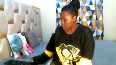 Snapshot of peachygirl255 chatting on 05/18/26, 04:07 Peachy online show from 05/18/26, 04:07