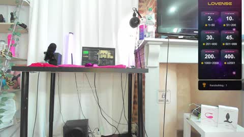 Snapshot of peachyym chatting on 12/27/24, 12:01 Help me to reach 200 thumbs up  online show from 12/27/24, 12:01