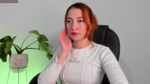 Snapshot of pear__moon chatting on 05/18/26, 07:36 LILLY online show from 05/18/26, 07:36